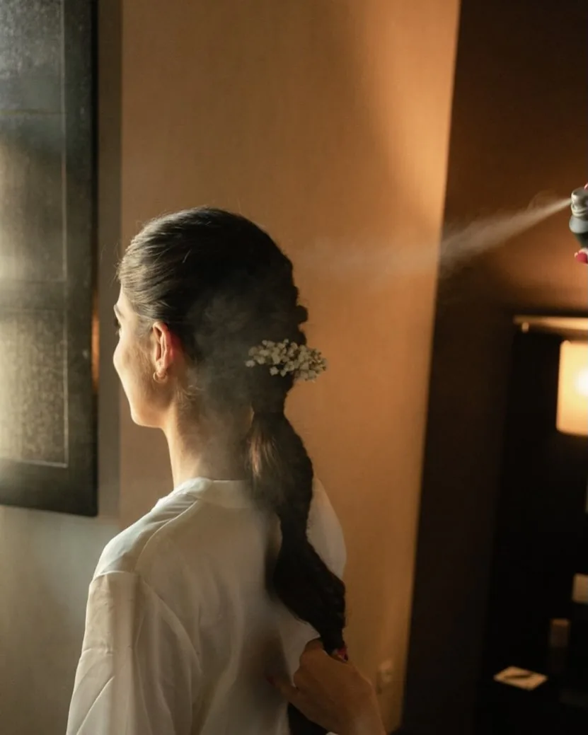 Peinado de novia con coleta y flores realizado por Ángeles Duque Estilistas