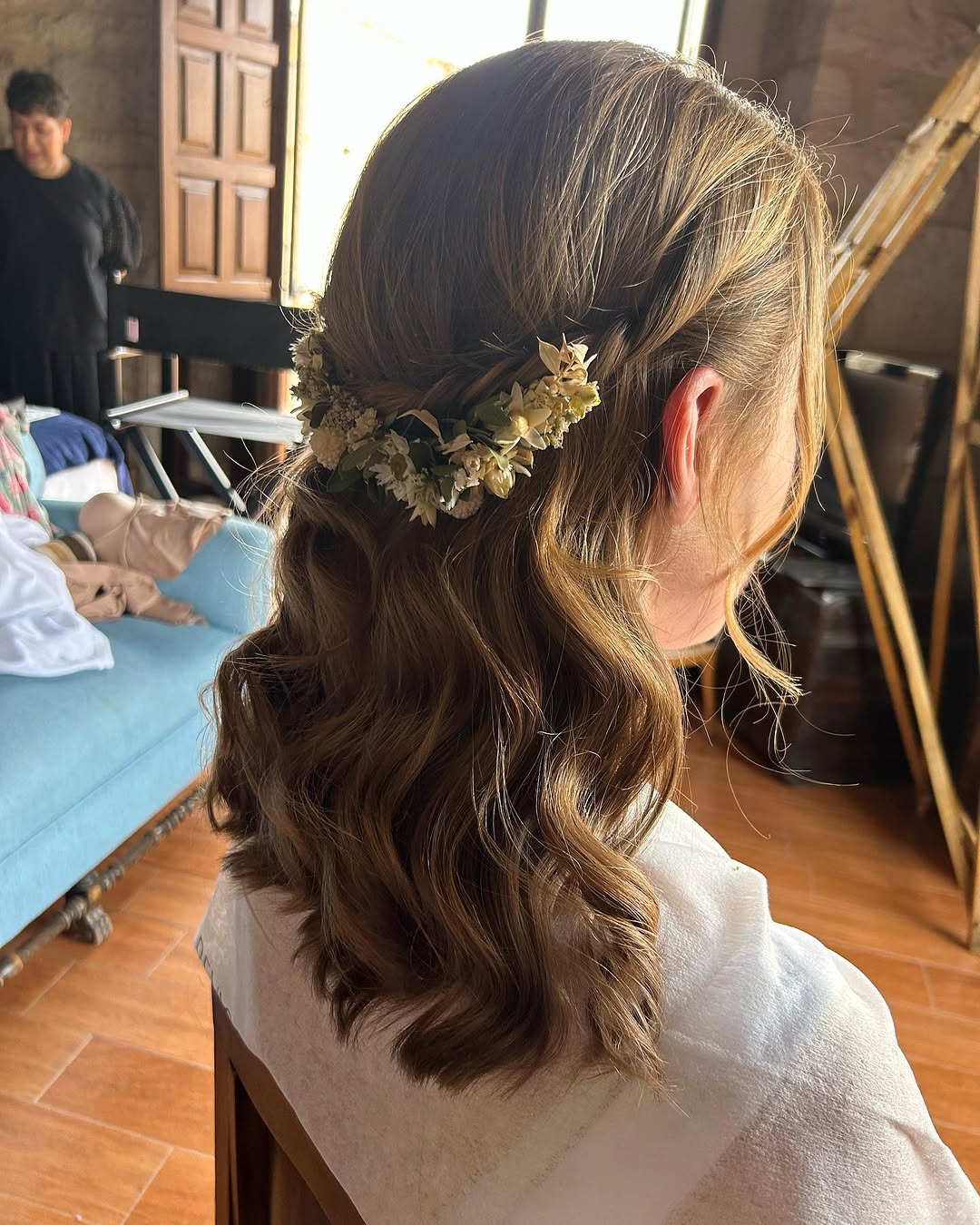 Semirrecogido de novia con flores naturales